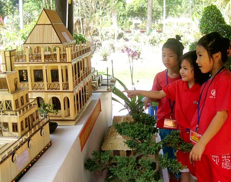 Children enjoy model of Ben Nha Rong made from toothpicks. (Photo:SGGP)